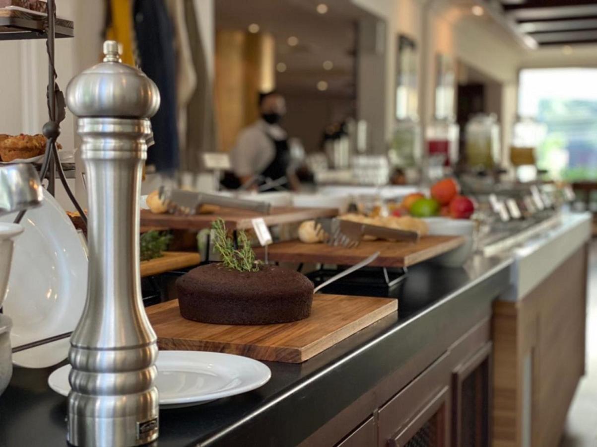 מלון סאו פאולו Radisson Oscar Freire מראה חיצוני תמונה A pepper mill at a buffet