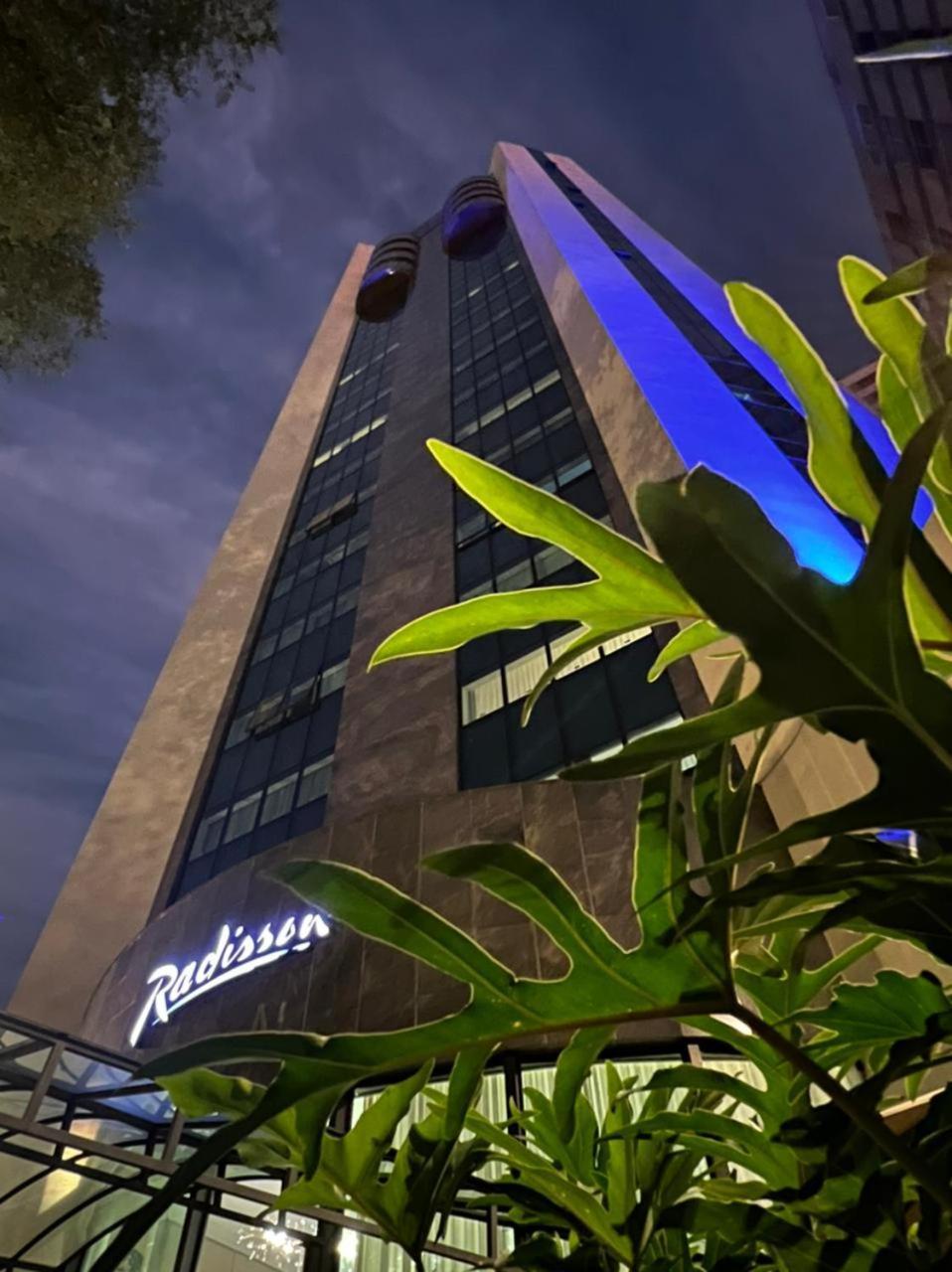 מלון סאו פאולו Radisson Oscar Freire מראה חיצוני תמונה The building at night