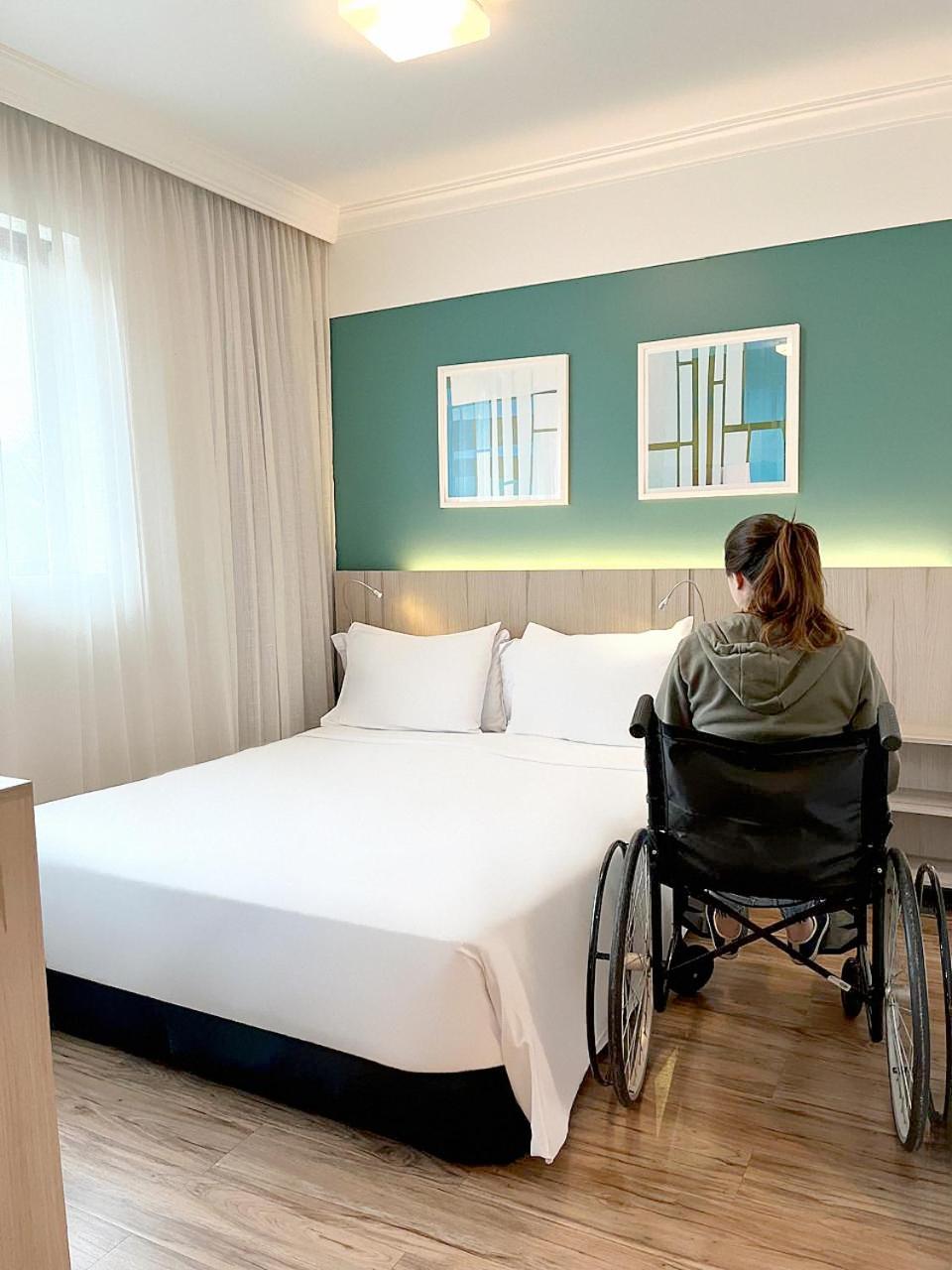 מלון סאו פאולו Radisson Oscar Freire מראה חיצוני תמונה A disabled woman in a wheelchair in a hotel room