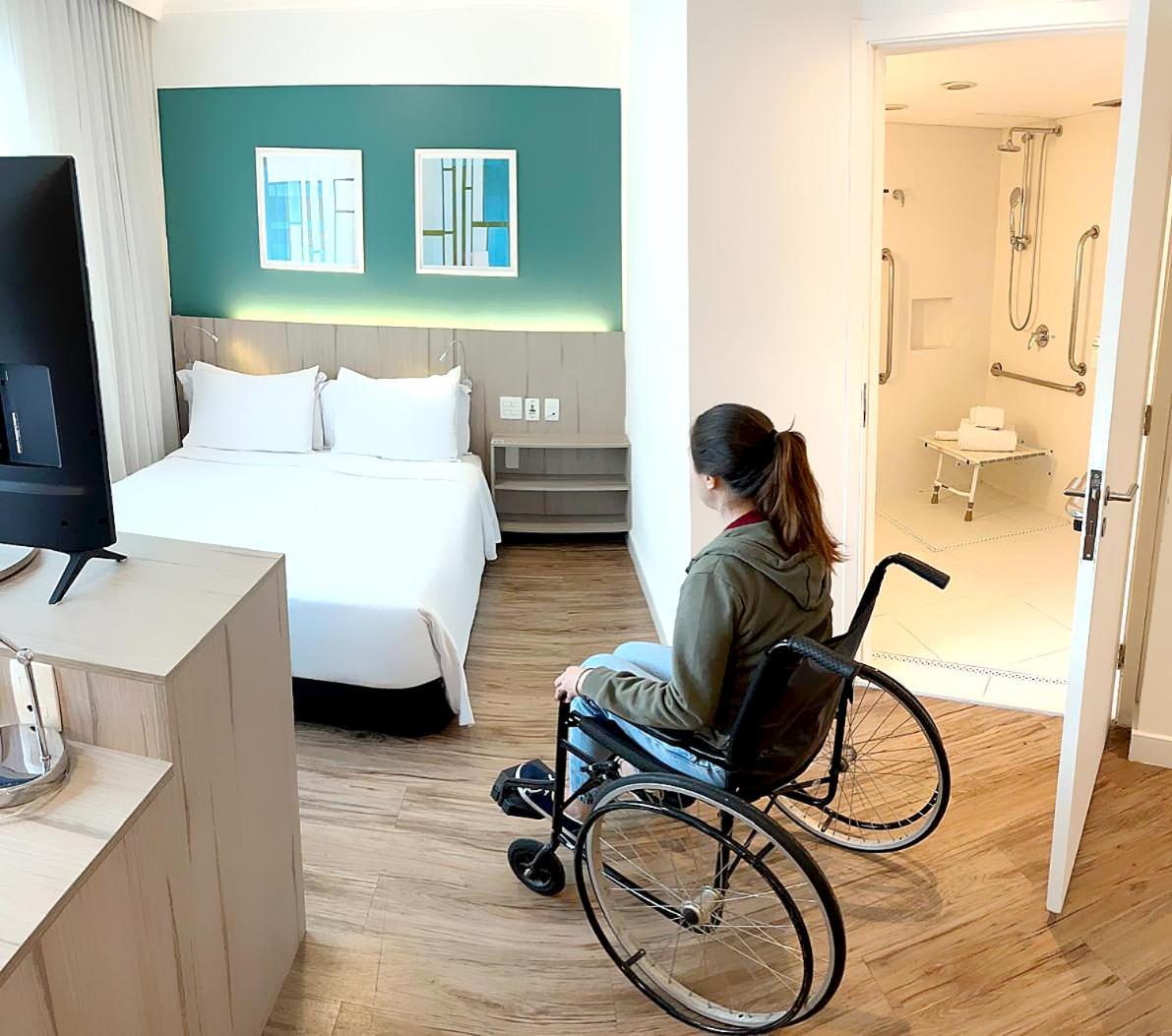 מלון סאו פאולו Radisson Oscar Freire מראה חיצוני תמונה A disabled woman in a wheelchair in a hotel room